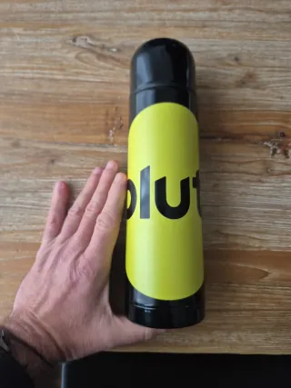 Termo Pluto TV Negro y Amarillo