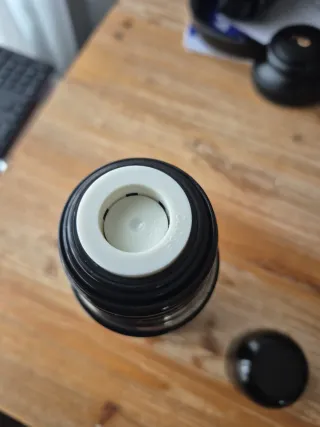 Termo Pluto TV Negro y Amarillo