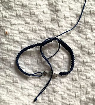 Pulsera cordón azul marino con charms conchas