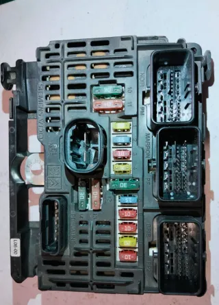 Caja fusibles motor BSM L06 Citroen C4 965853968