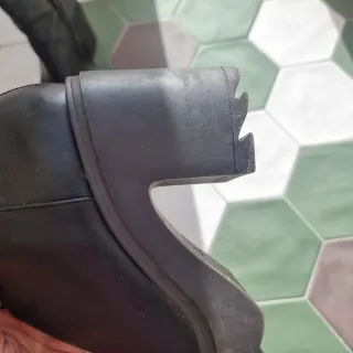 2 pares de botas de cuero marrones y negras