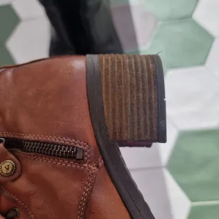 2 pares de botas de cuero marrones y negras