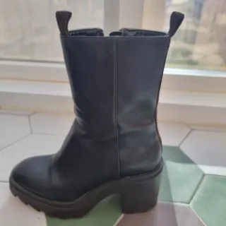 2 pares de botas de cuero marrones y negras