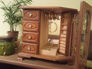 Joyero de madera con música