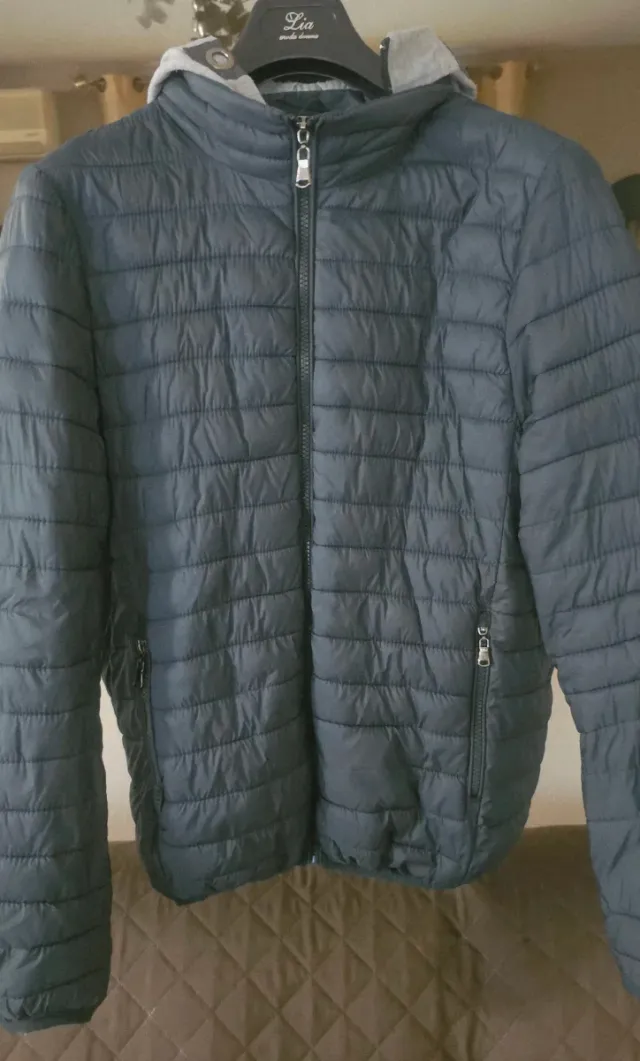 Piumino con cappuccio grigio