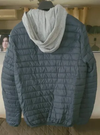 Piumino con cappuccio grigio