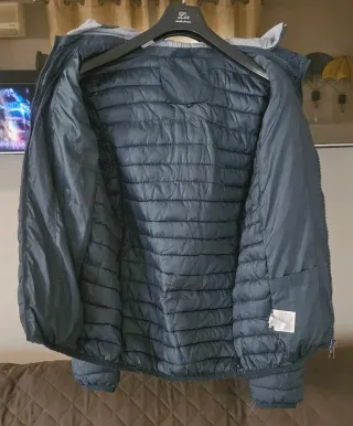 Piumino con cappuccio grigio