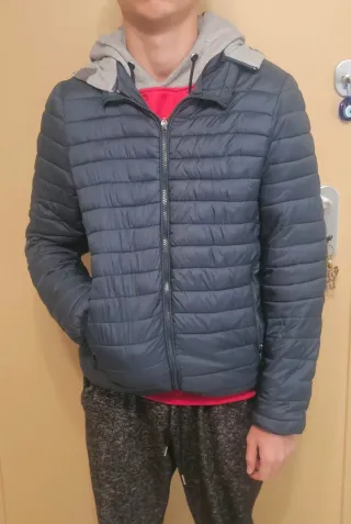 Piumino con cappuccio grigio