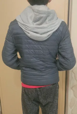 Piumino con cappuccio grigio