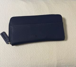 Cartera Lacoste Azul Marino con Logo Multicolor