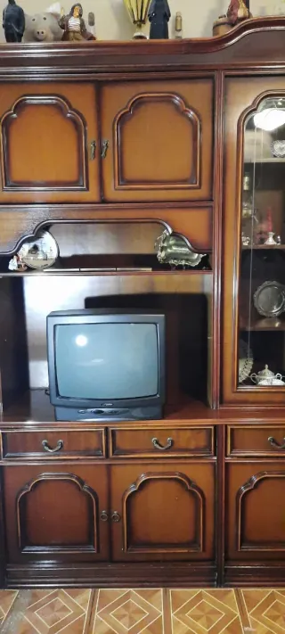 Mueble de madera con vitrinas