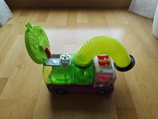 Camión aspirador de juguete verde