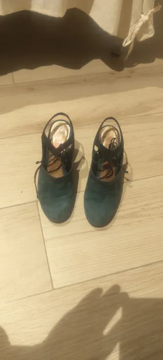 Zapatos de tacón con cordones, color verde oscuro.