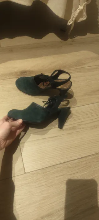 Zapatos de tacón con cordones, color verde oscuro.