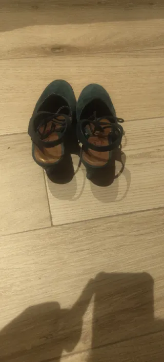 Zapatos de tacón con cordones, color verde oscuro.