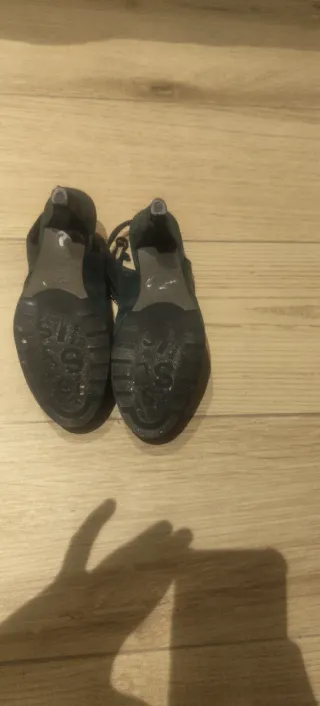 Zapatos de tacón con cordones, color verde oscuro.