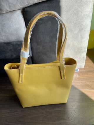 Bolso color mostaza liso de Zara - Nuevo