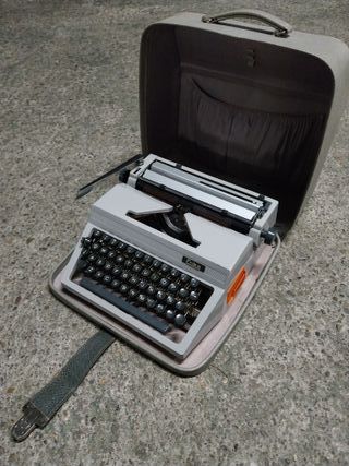 Máquina de escribir Erika antigua