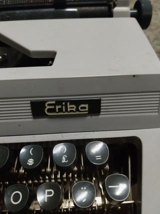 Máquina de escribir Erika antigua