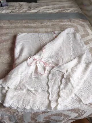 Toquilla tejida a mano con lazo rosa