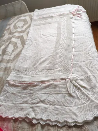 Toquilla tejida a mano con lazo rosa