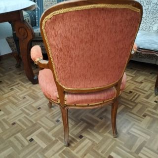 Butaca antigua de madera con tapizado clásico