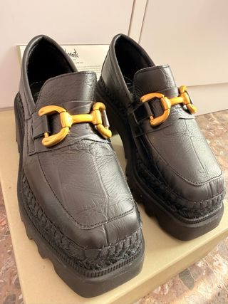 Mocasines Vidorreta negros con detalle dorado