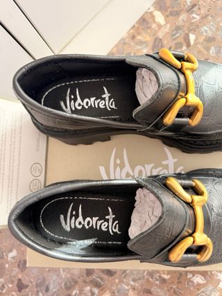 Mocasines Vidorreta negros con detalle dorado