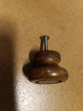 Lote 39 pomos o tiradores de madera