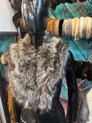 Collo di pelliccia marrone e argento