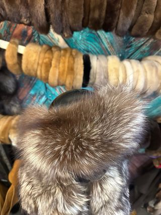 Collo di pelliccia marrone e argento