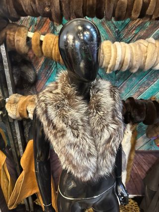 Collo di pelliccia marrone e argento