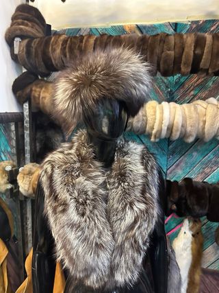 Collo di pelliccia marrone e argento