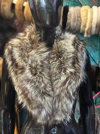 Collo di pelliccia marrone e argento