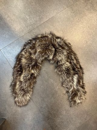 Collo di pelliccia marrone e argento