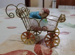 Carrozzina con bambino decorativa