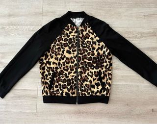 Chaqueta bomber estampado leopardo