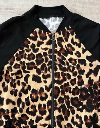Chaqueta bomber estampado leopardo