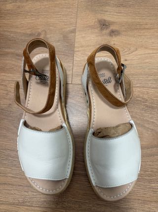 Sandalias Castell Piel Blanca y Marrón
