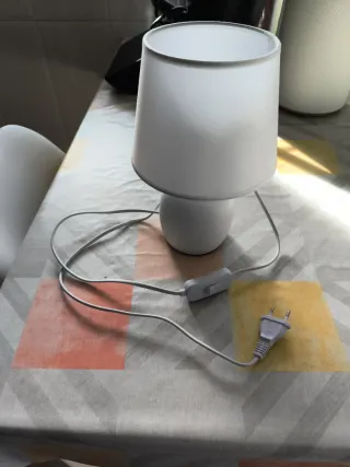 Lámpara de mesa blanca
