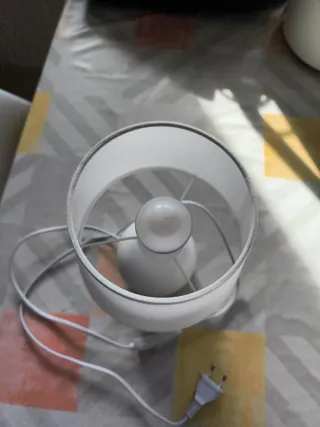 Lámpara de mesa blanca