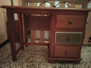 Escritorio de madera con cajones