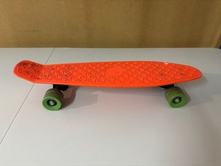 Patinete naranja para niños