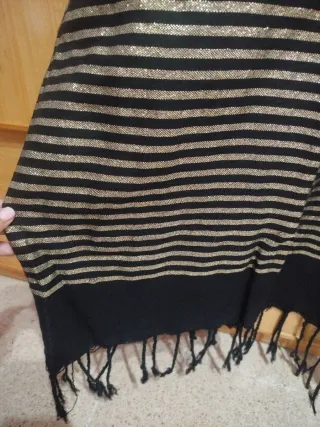 Vestido negro con detalles dorados.