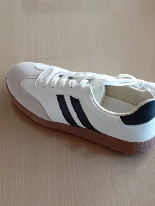 Zapatillas deportivas blancas y azules