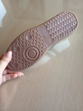 Zapatillas deportivas blancas y azules