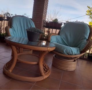 Mesa y sillones de ratán para terraza