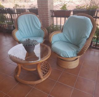 Mesa y sillones de ratán para terraza