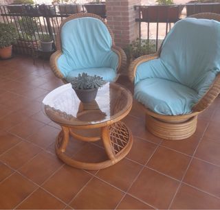 Mesa y sillones de ratán para terraza