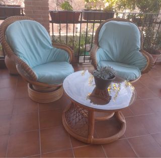 Mesa y sillones de ratán para terraza